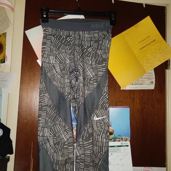 NIKE hyper cool Capri athletic leggings XS - Picture 5 of 8